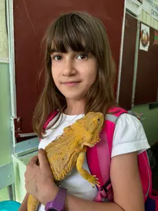 Elevă cu agama în brațe