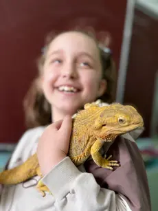 Elevă ținând agama pe umăr